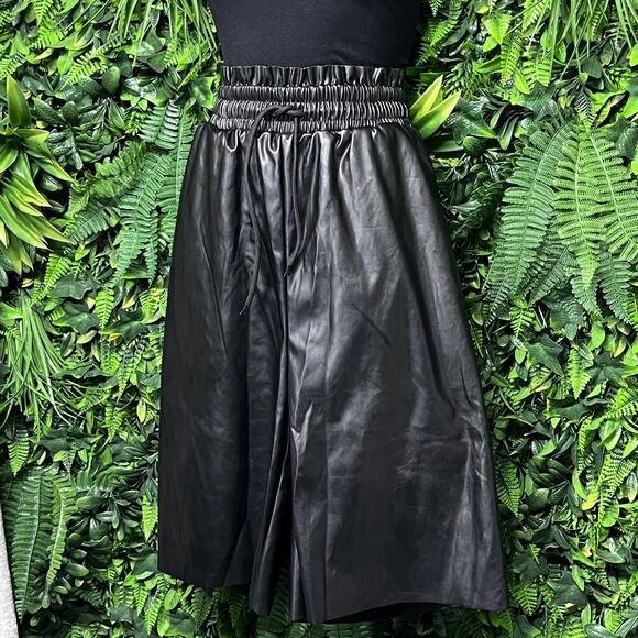 THE SANG Shorts Women Medium Black Faux Leather Smocked Stretch Waist Flare 2709 - Picture 7 of 8